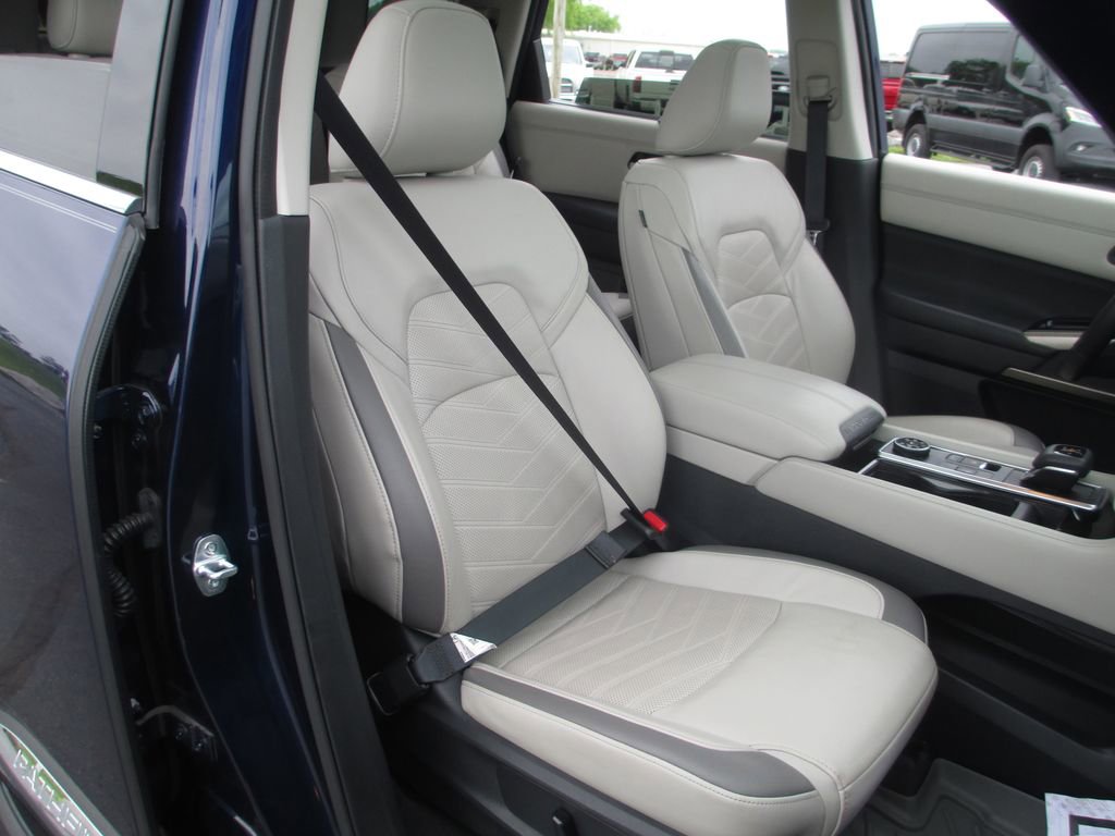 Used 2022 Nissan Pathfinder Platinum w/ Lighting Package (N93) AWD/4WD image 24
