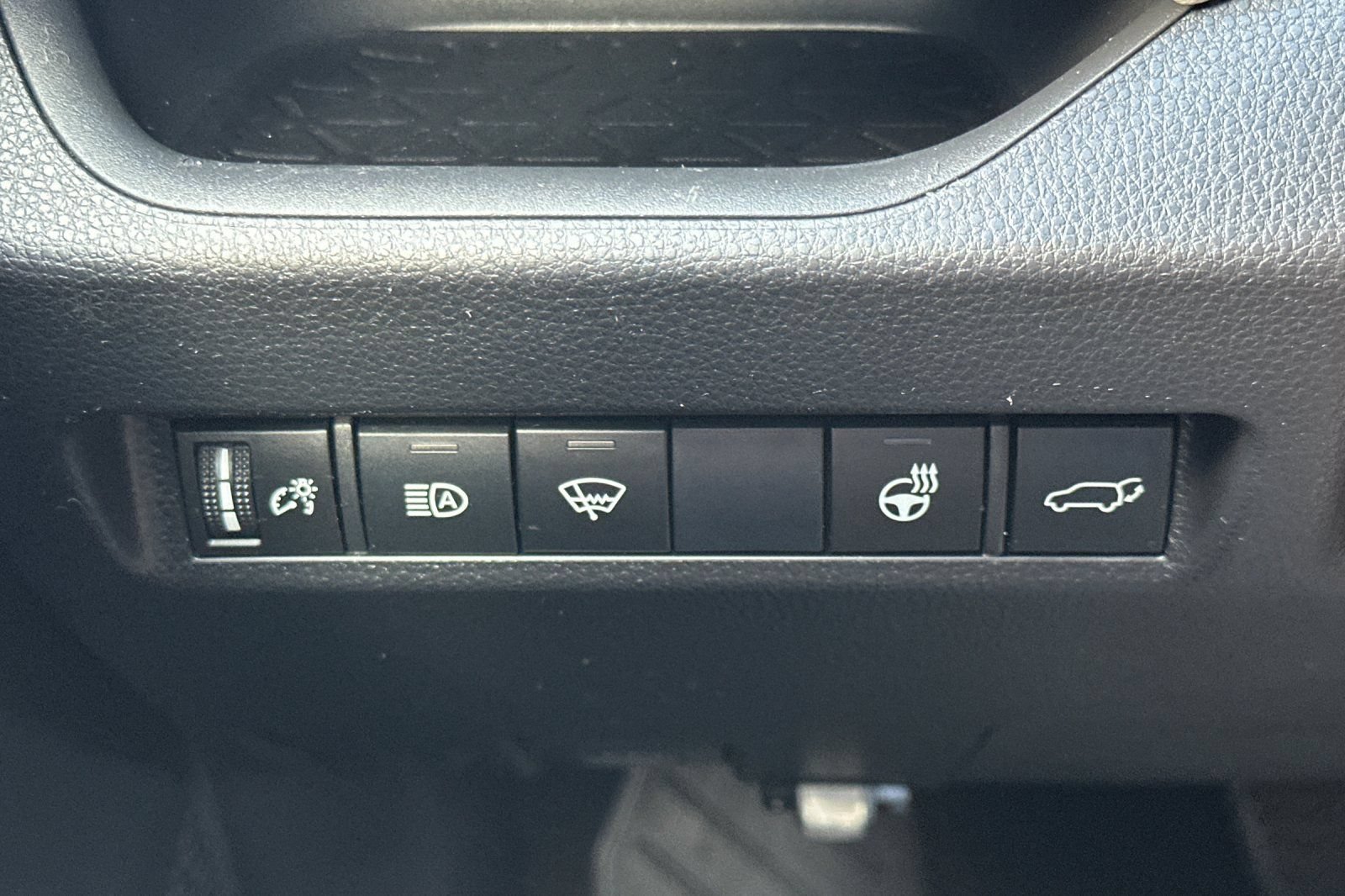 Used 2020 Toyota RAV4 XLE Premium FWD image 40