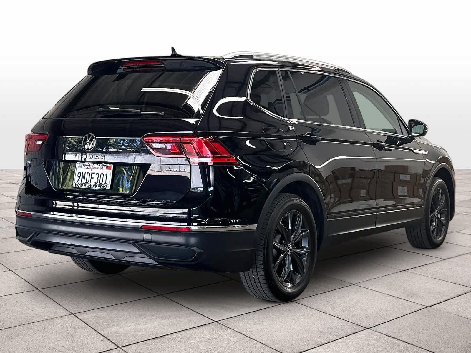 Used 2024 Volkswagen Tiguan SE w/ Panoramic Sunroof Package AWD/4WD image 9
