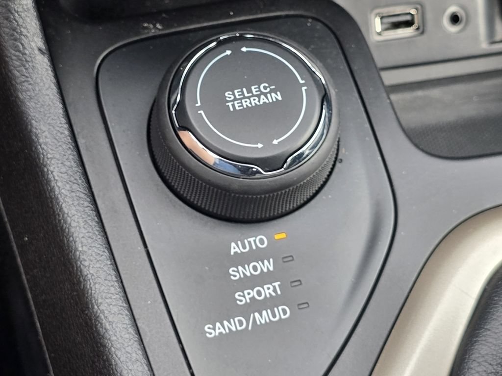 Used 2017 Jeep Cherokee Limited AWD/4WD image 7