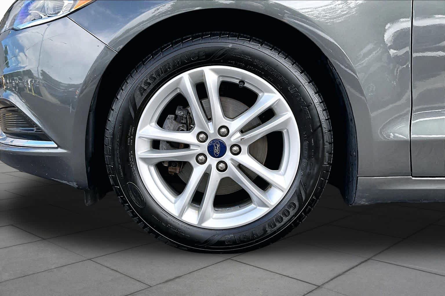 Used 2018 Ford Fusion SE w/ Fusion SE Technology Package FWD image 11