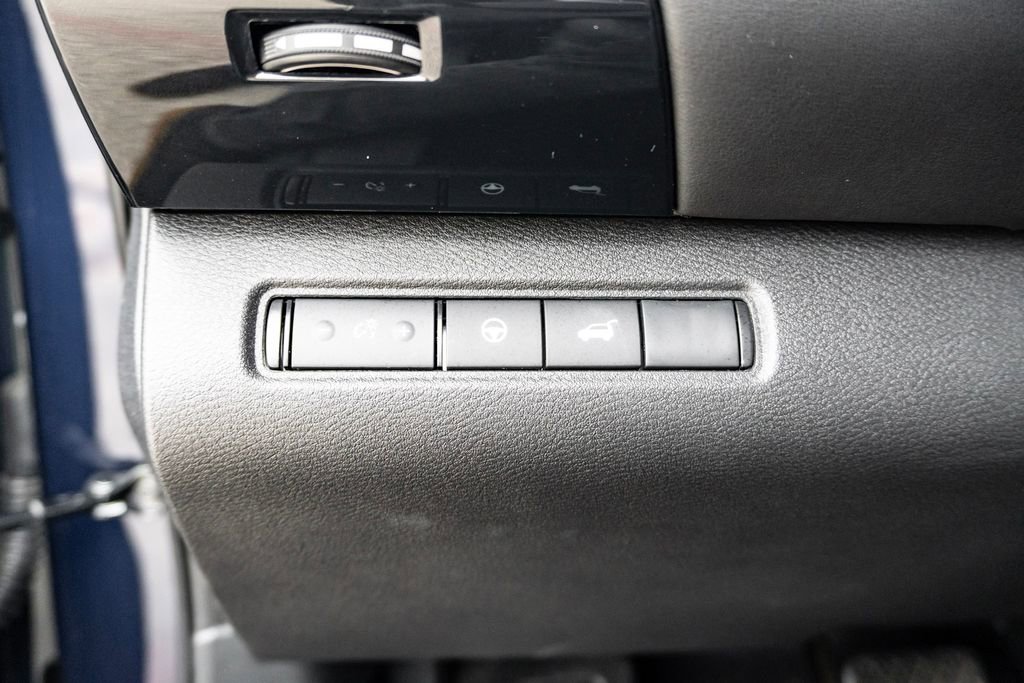 Used 2025 Nissan Pathfinder SV image 16