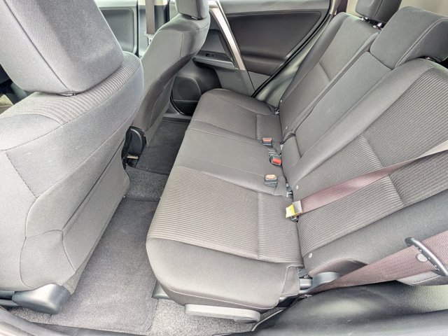 Used 2018 Toyota RAV4 LE FWD image 17
