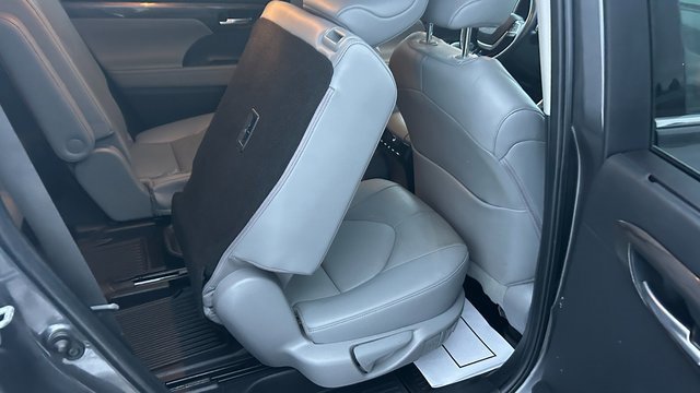 Used 2023 Toyota Highlander Limited image 54