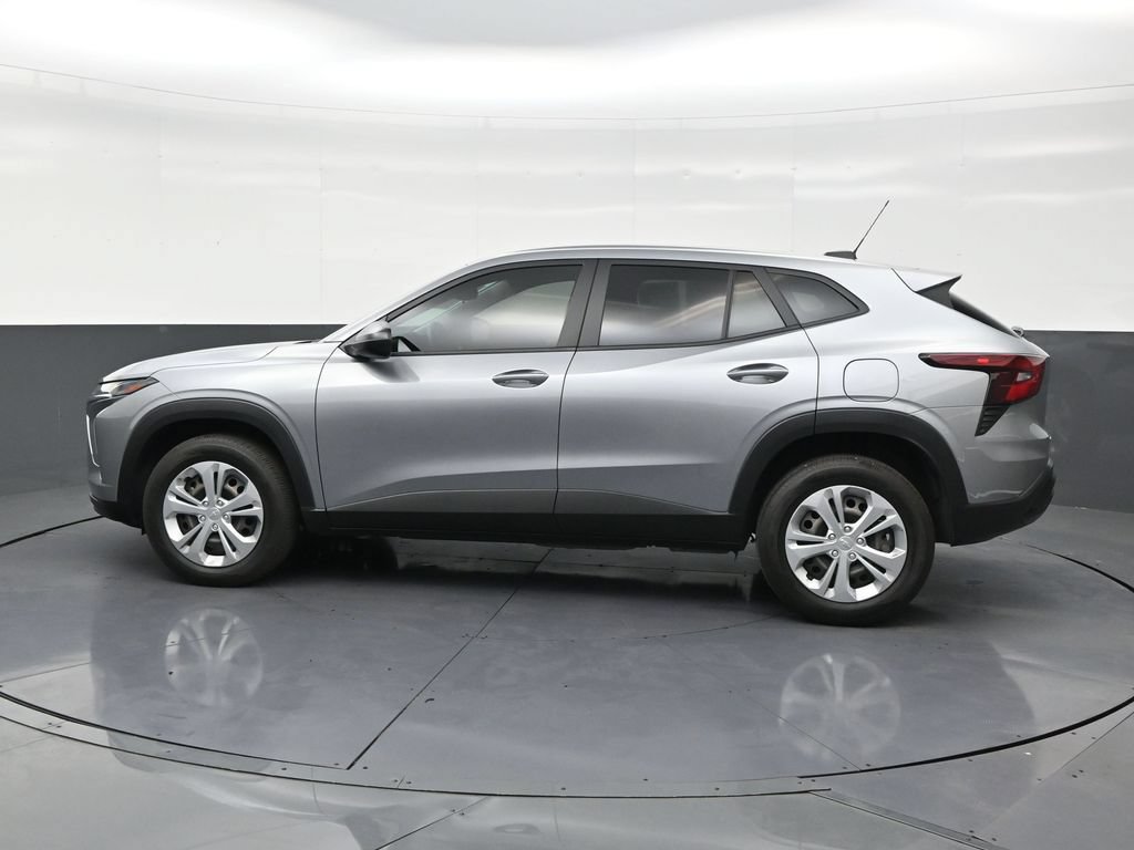 Used 2025 Chevrolet Trax LS FWD image 2