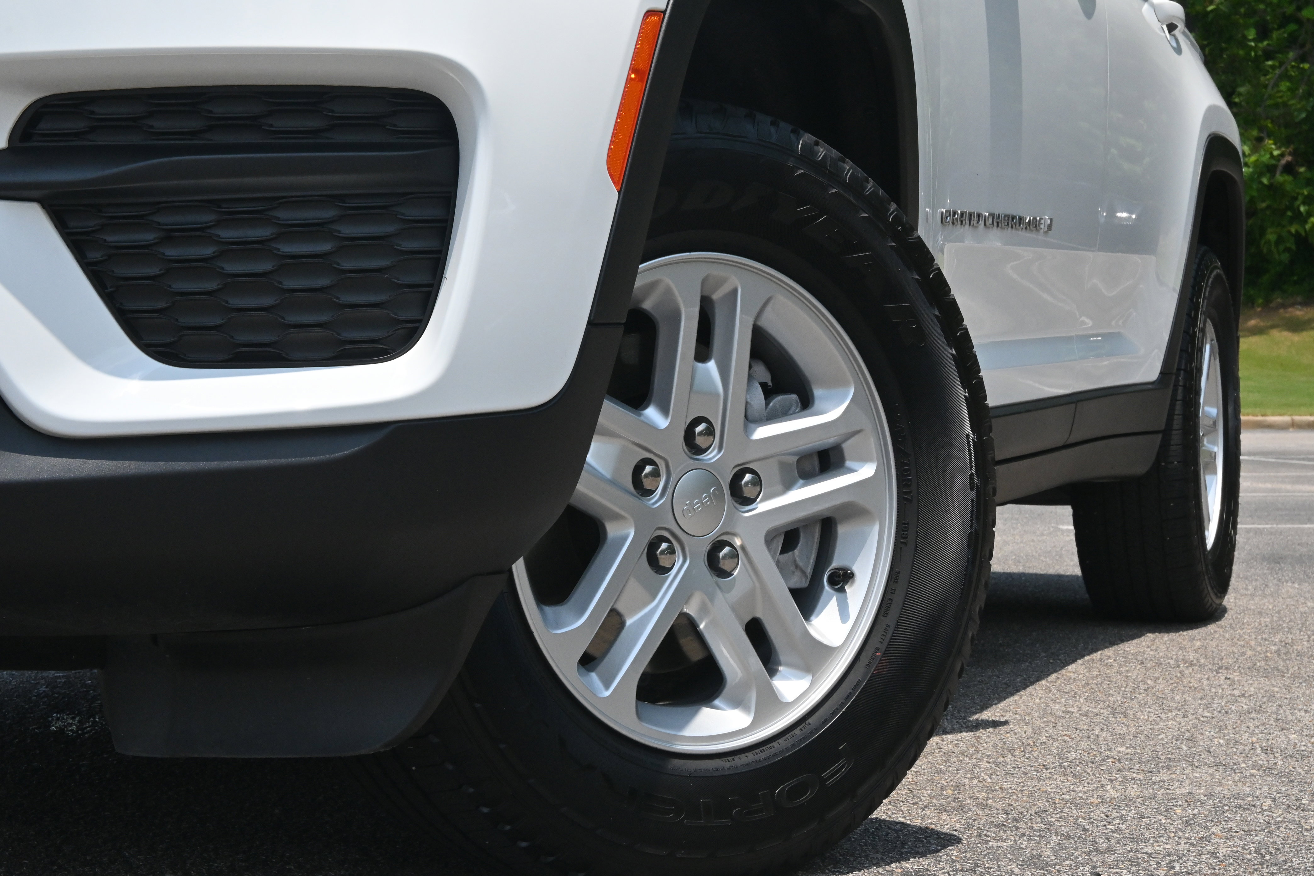 Used 2024 Jeep Grand Cherokee Laredo w/ MOPAR Finishing Package image 32