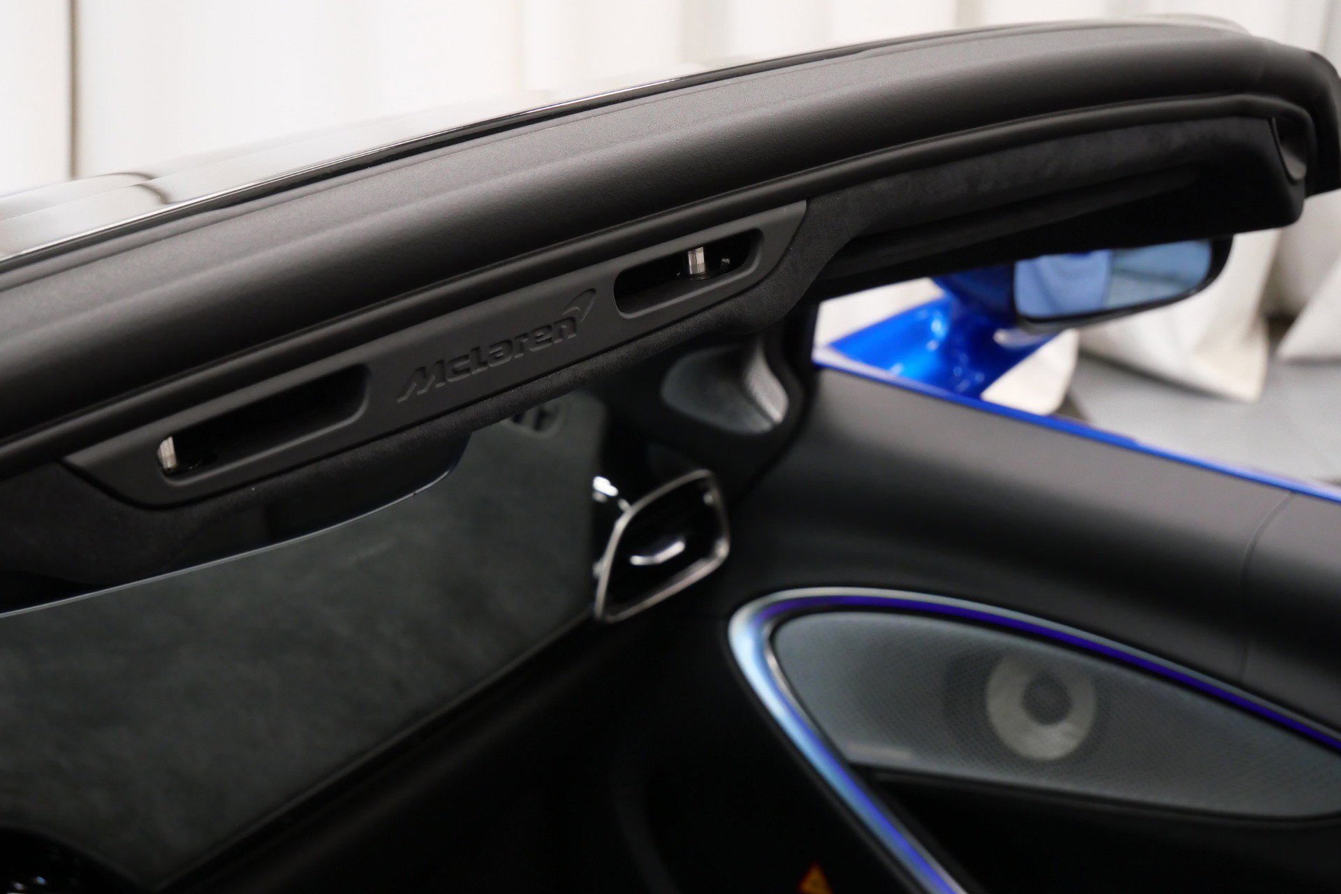 Used 2025 McLaren Artura Spider image 31