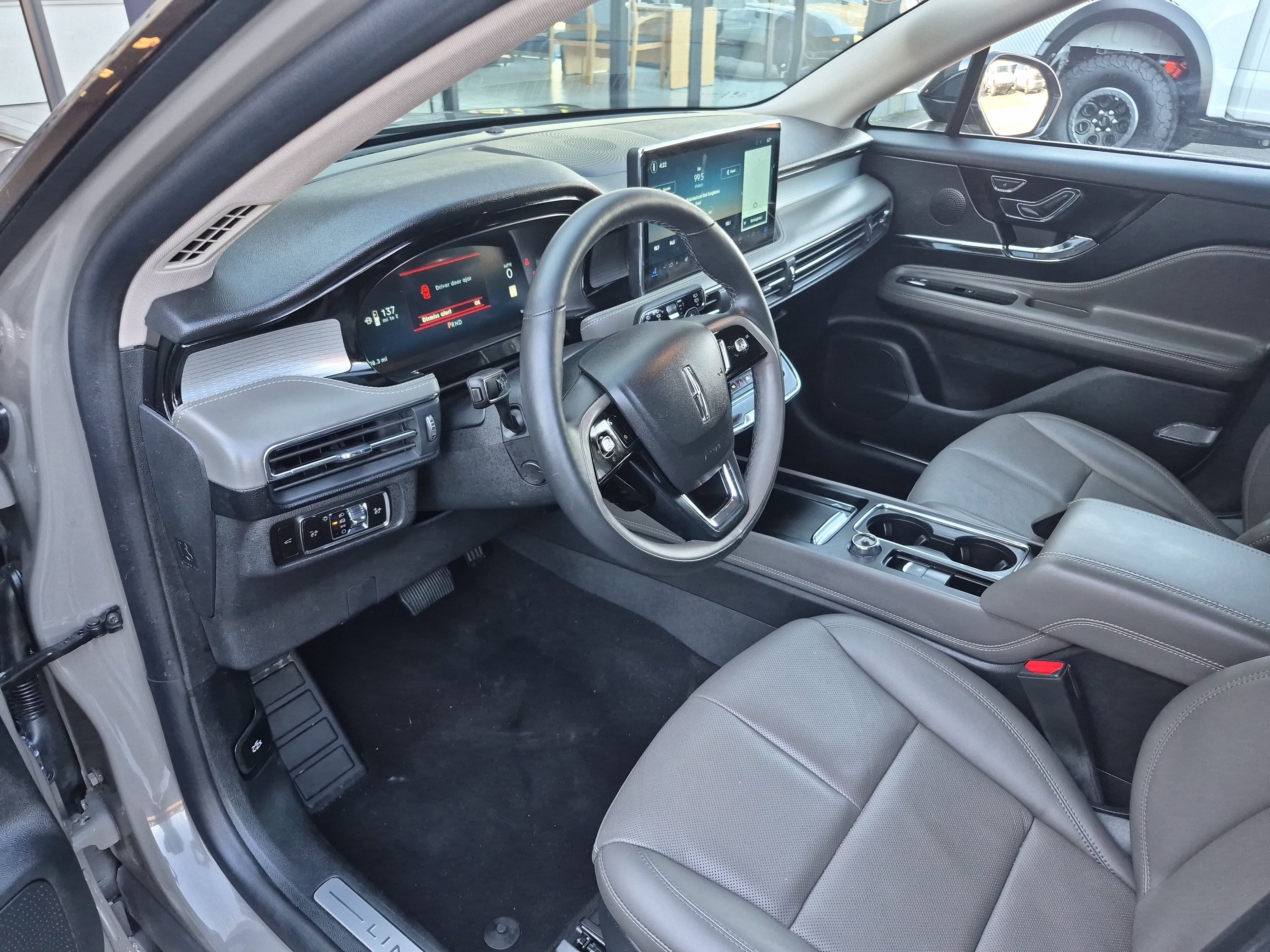 Used 2025 Lincoln Corsair Reserve w/ Towing Package image 12
