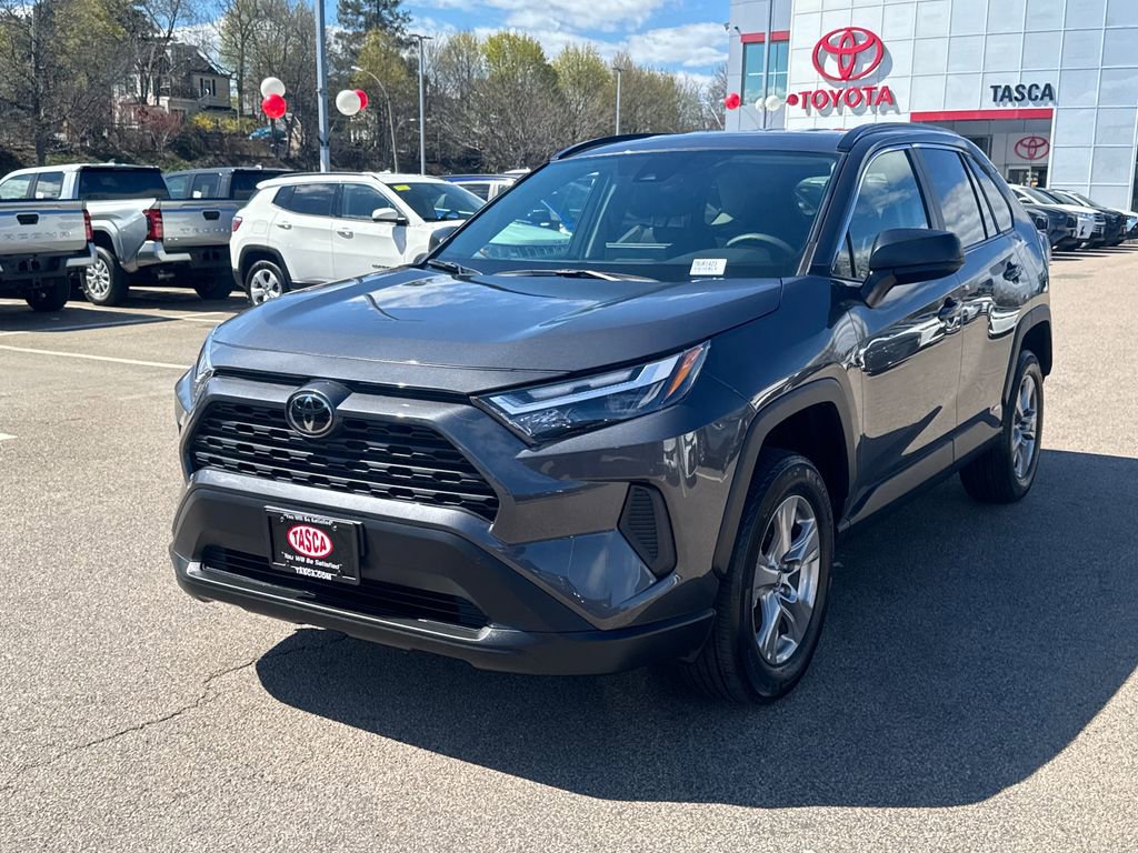 Used 2025 Toyota RAV4 LE AWD/4WD image 4