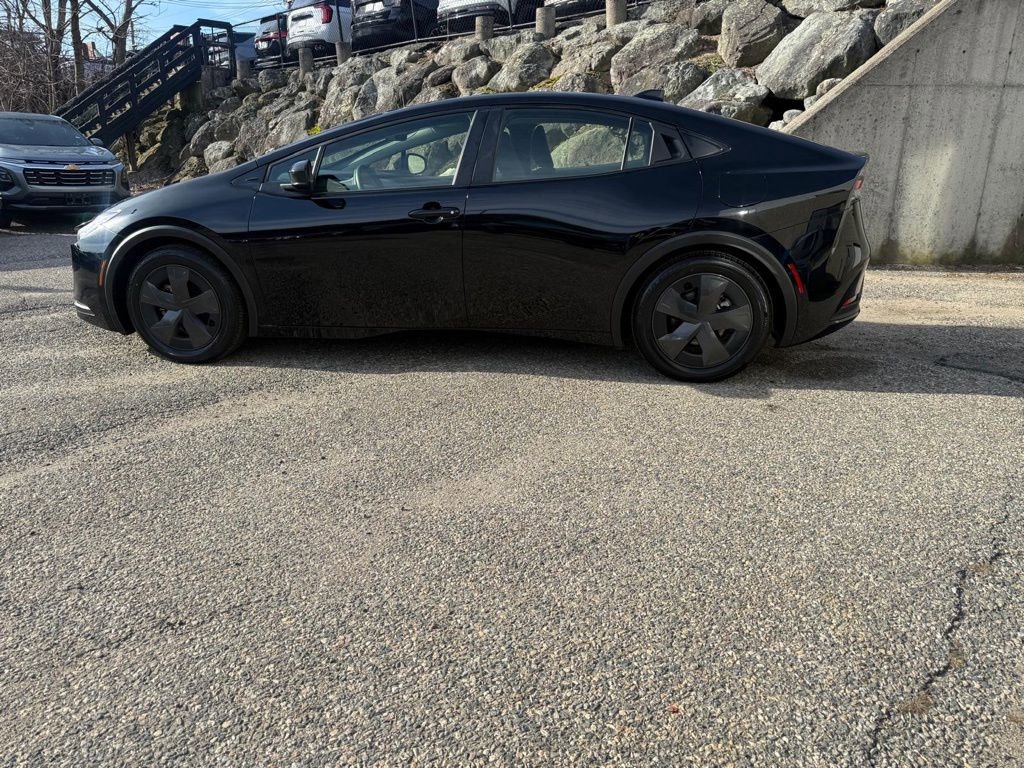 Used 2025 Toyota Prius LE image 2