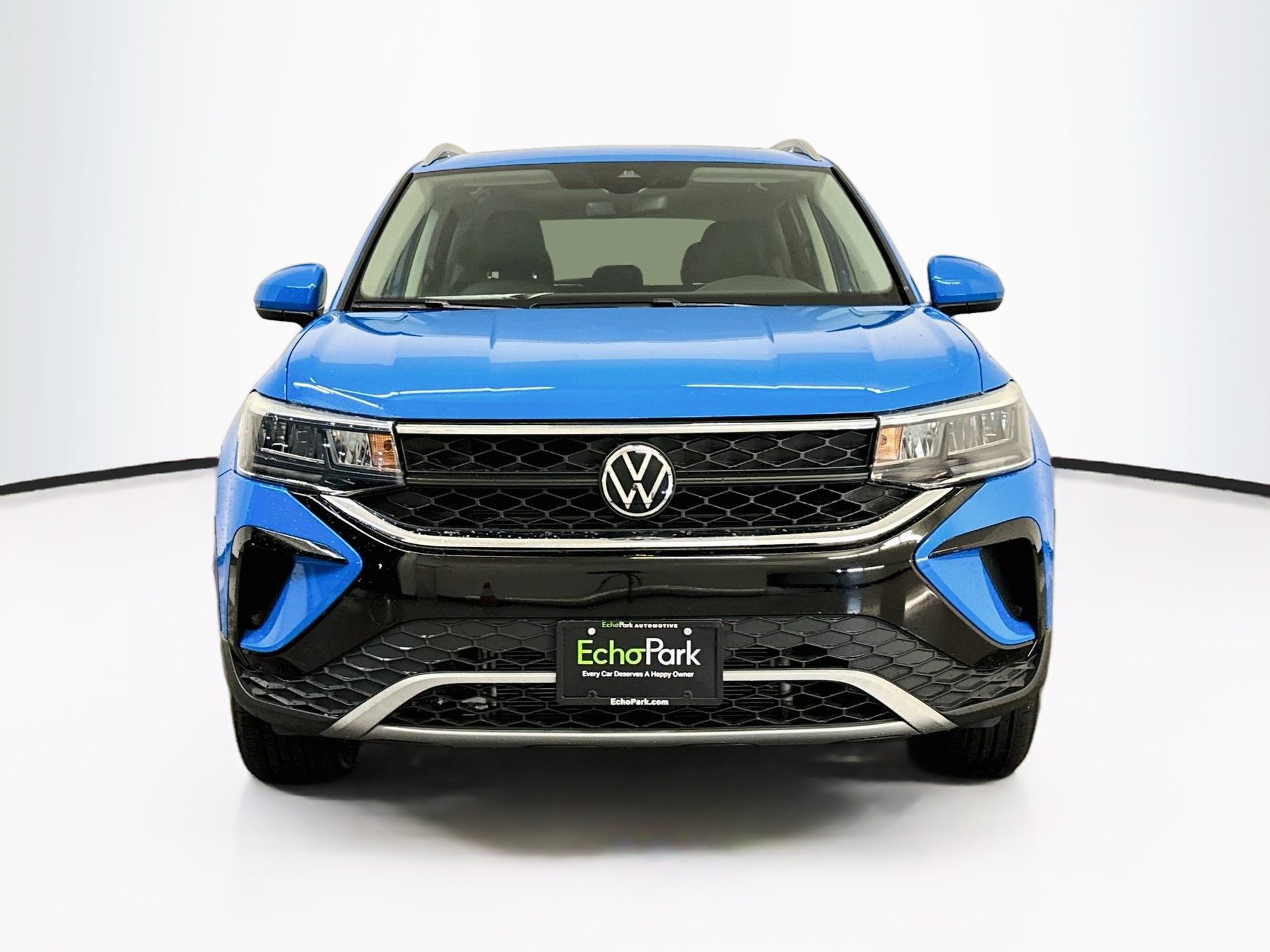 Used 2023 Volkswagen Taos SE w/ Panoramic Sunroof Package AWD/4WD image 2