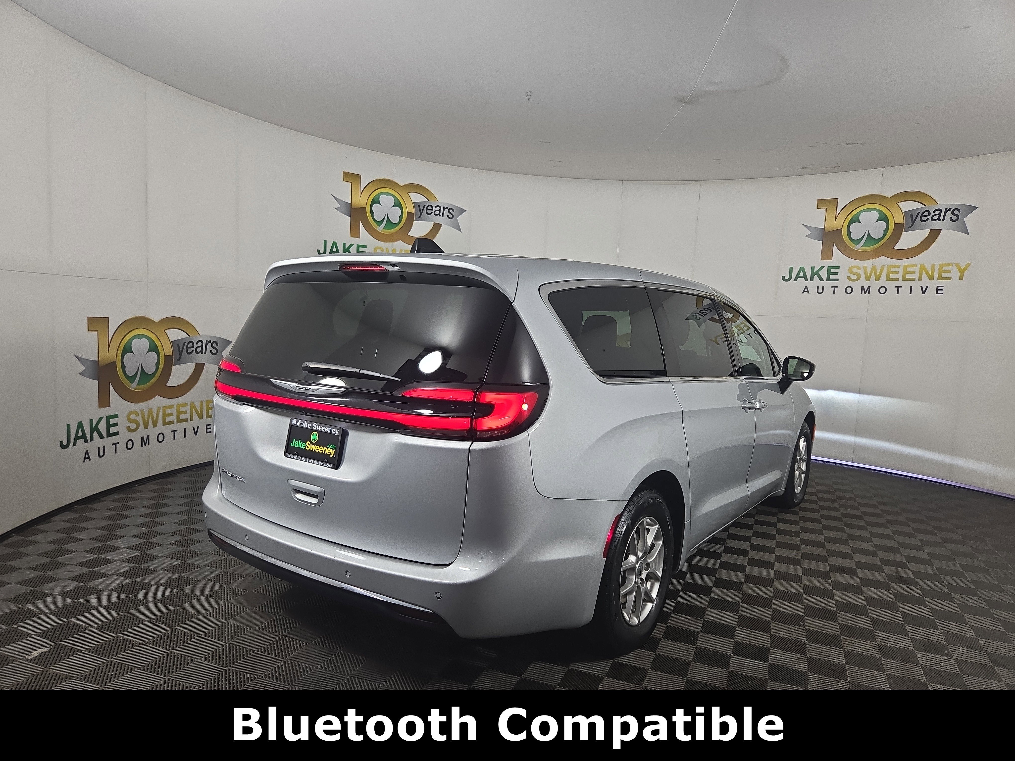 Used 2024 Chrysler Pacifica Touring-L image 9