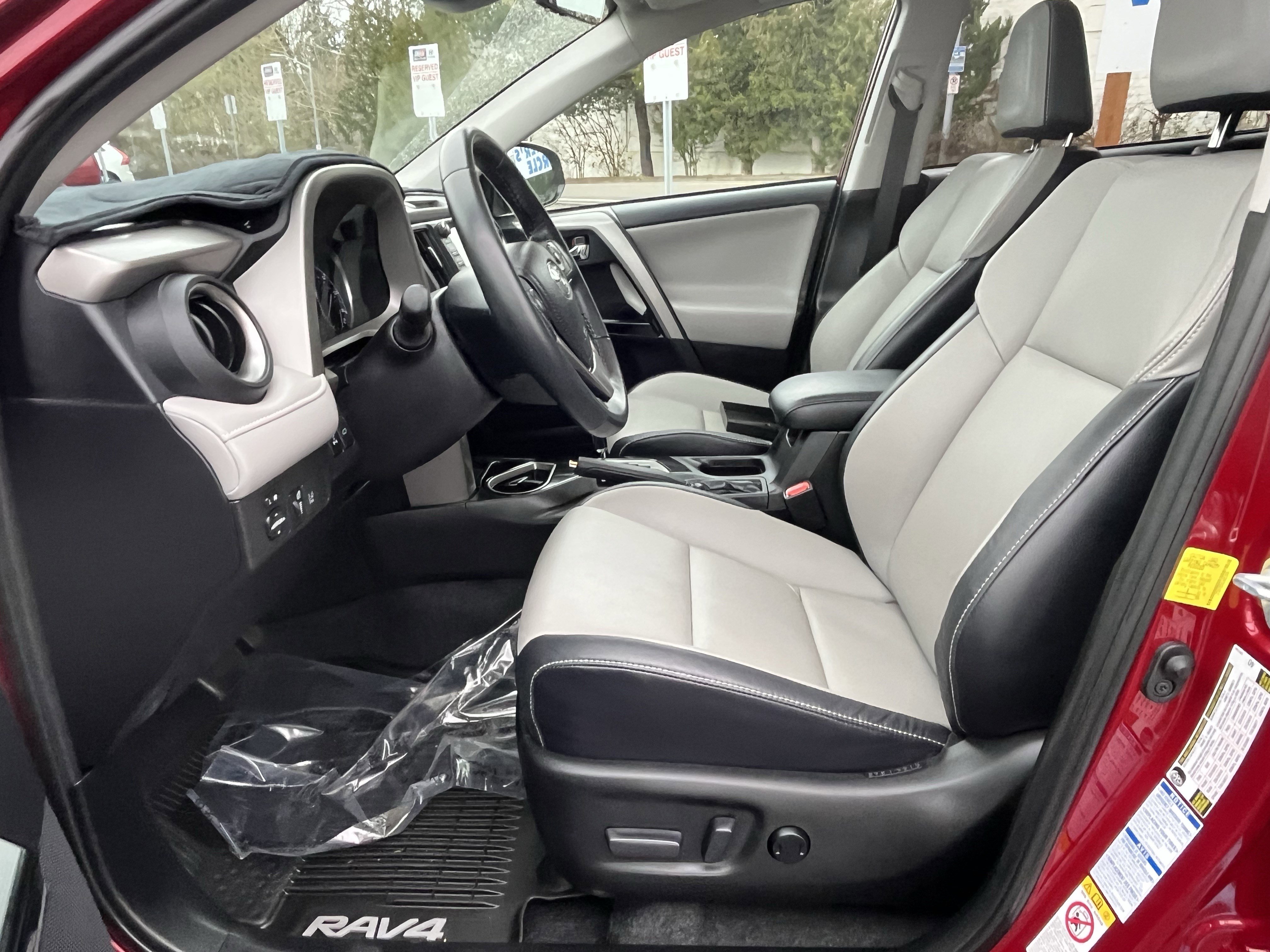 Used 2018 Toyota RAV4 Limited w/ Advanced Technology Package image 10