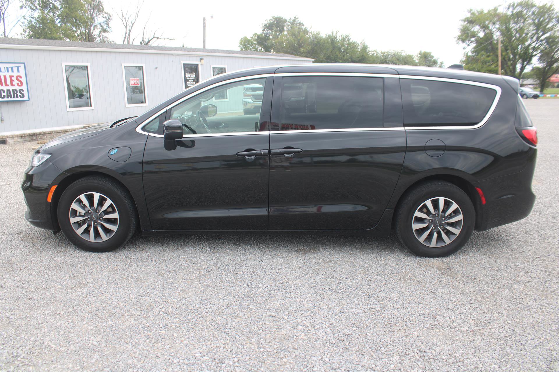 Used 2023 Chrysler Pacifica Touring-L image 4