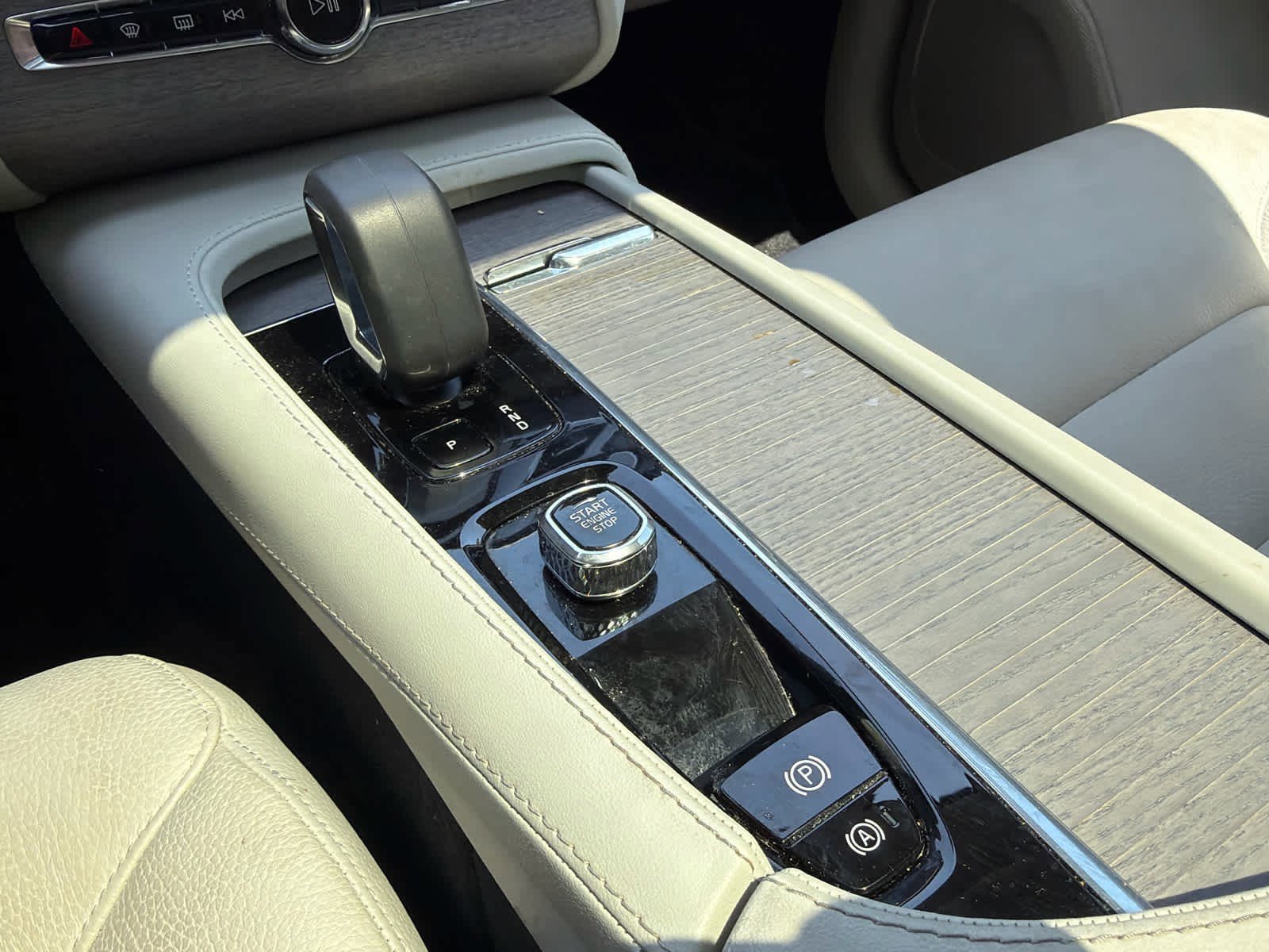 Used 2023 Volvo XC90 B6 Plus image 28