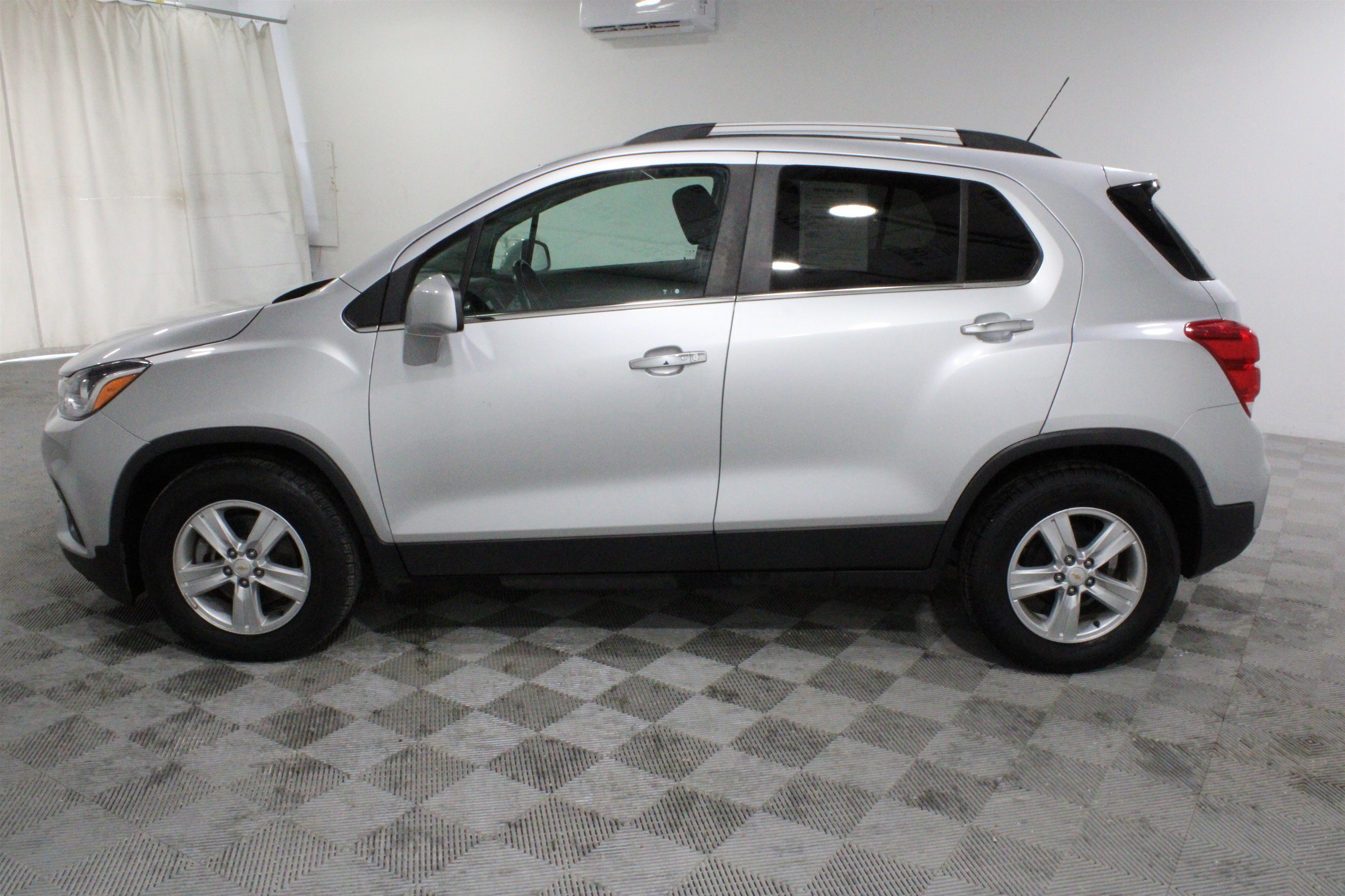 Used 2019 Chevrolet Trax LT w/ LT Convenience Package FWD image 28