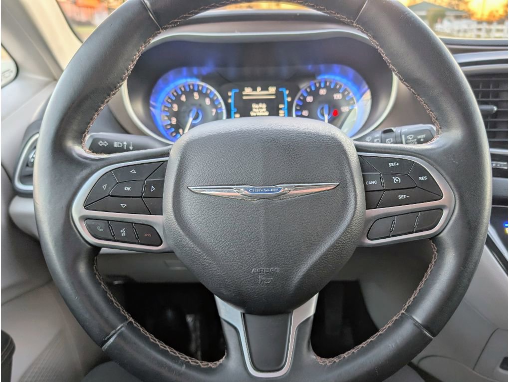 Used 2017 Chrysler Pacifica Touring-L image 20