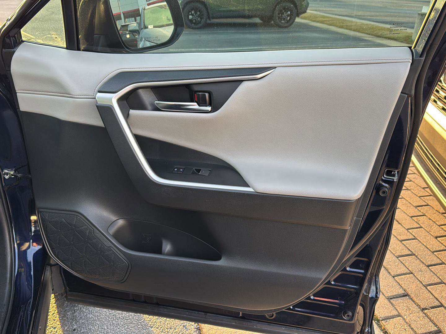 Used 2022 Toyota RAV4 Limited image 12