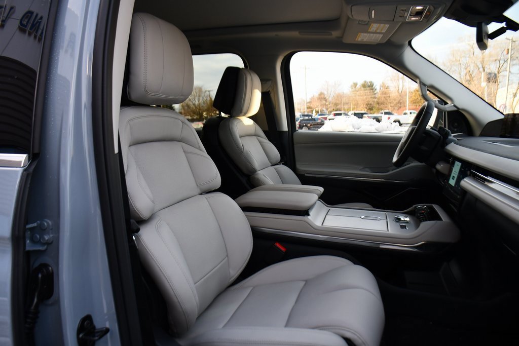New 2025 Lincoln Navigator Reserve image 16