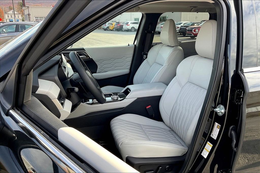 Used 2025 Mitsubishi Outlander SEL image 24