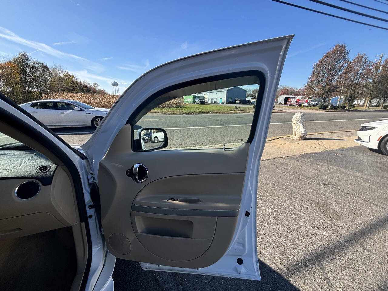 Used 2010 Chevrolet HHR LT image 23