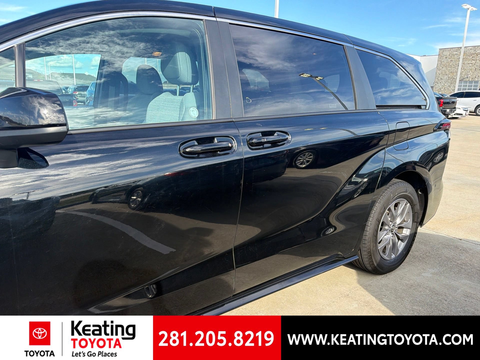 Certified 2025 Toyota Sienna LE FWD image 6