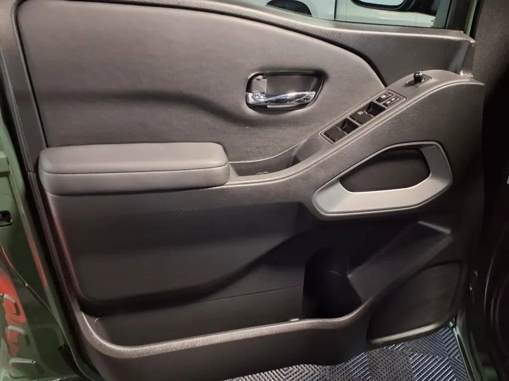 Used 2022 Nissan Frontier SV w/ Technology Package image 17