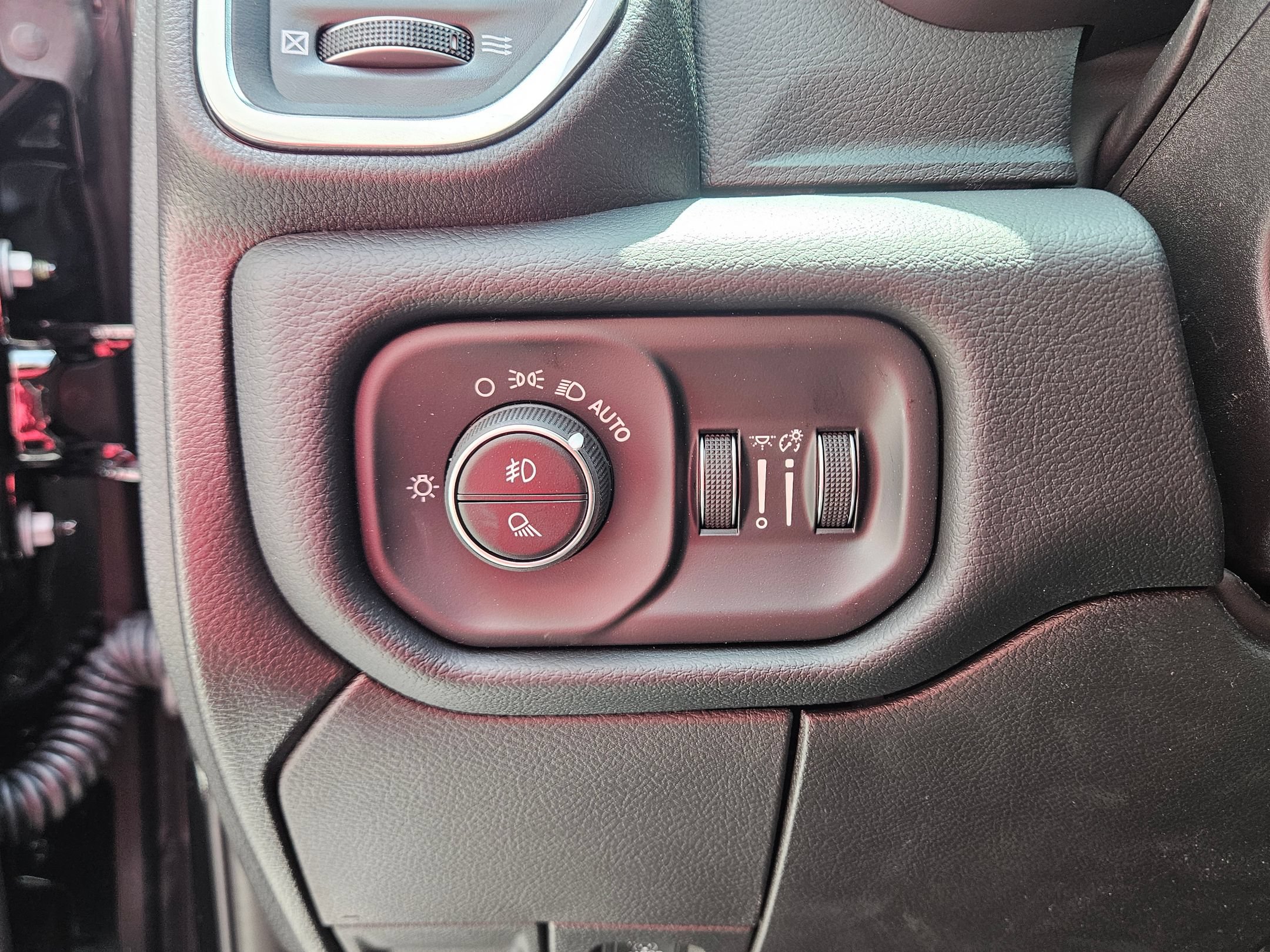New 2026 RAM 2500 Laramie w/ Sport Appearance Package AWD/4WD image 18