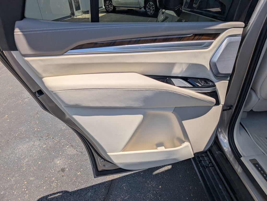 Used 2025 Cadillac Escalade Sport Platinum w/ LPO, Floor Liner Package AWD/4WD image 10