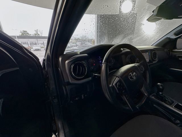 Used 2019 Toyota Tacoma TRD Sport image 6