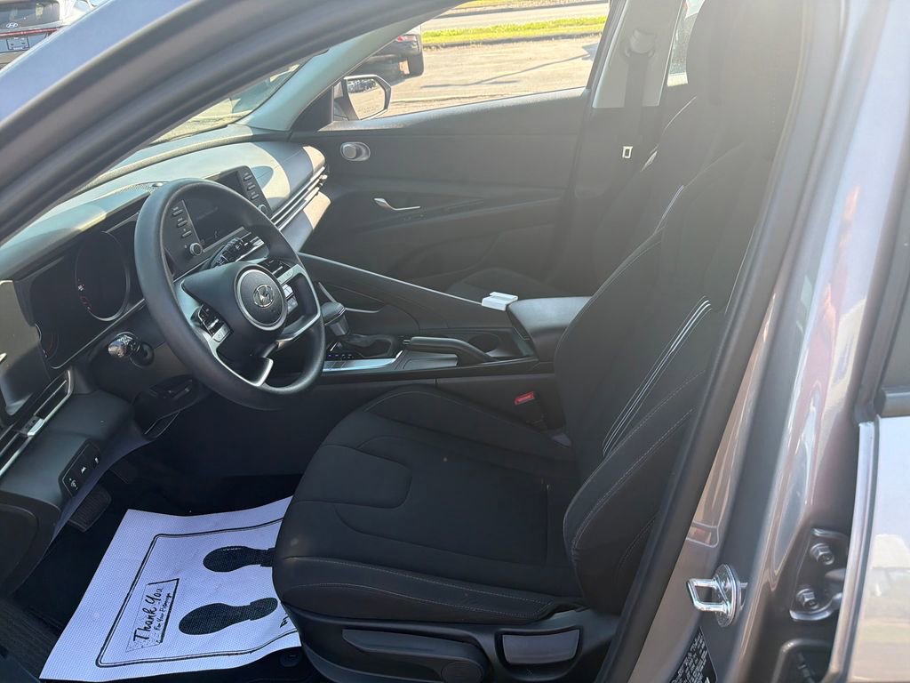 Used 2022 Hyundai Elantra SEL FWD image 15
