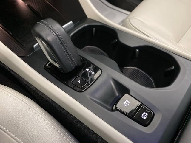 Used 2021 Volvo XC40 T5 Momentum image 22