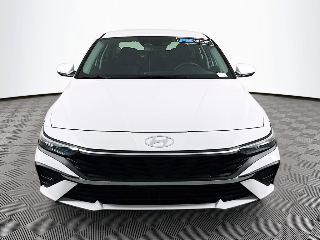 Certified 2025 Hyundai Elantra SE image 2