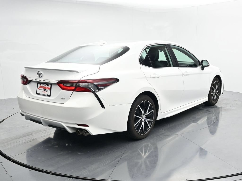 Used 2024 Toyota Camry SE w/ Cold Weather Package FWD image 7