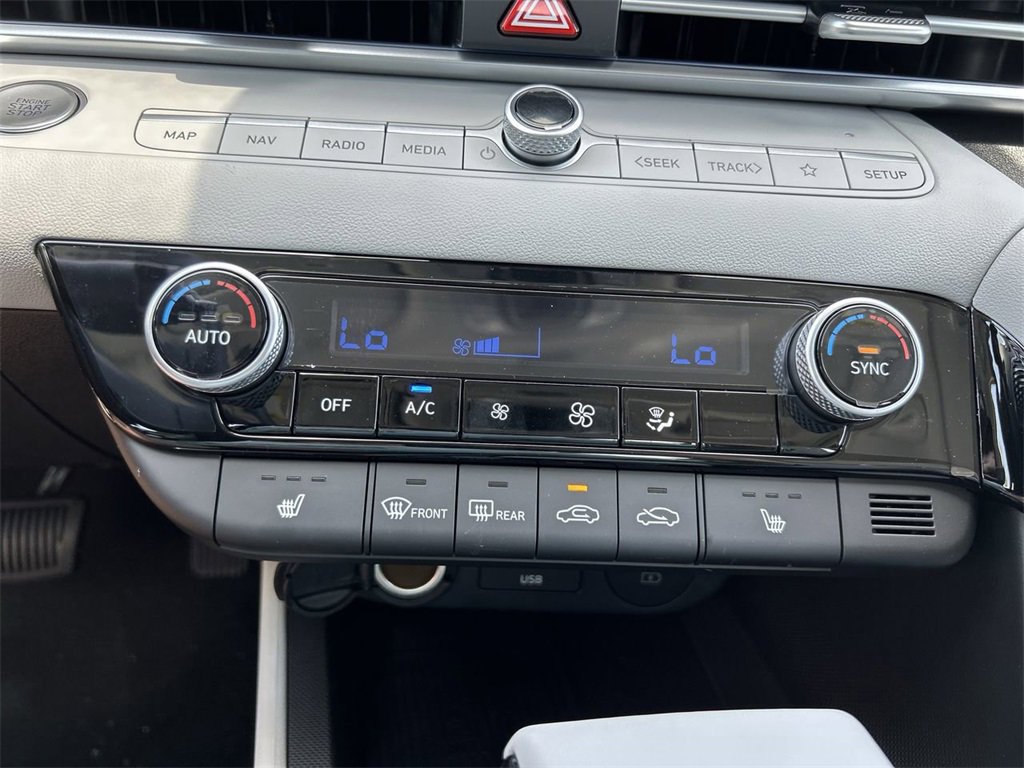 New 2025 Hyundai Elantra Limited image 25