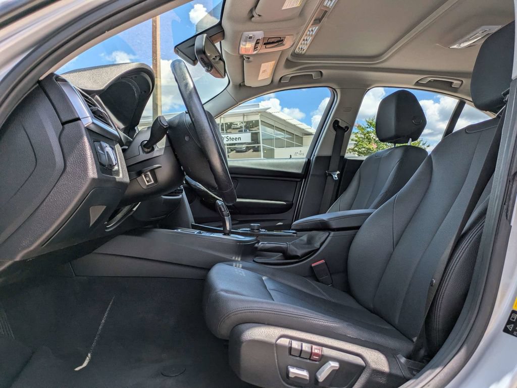 Used 2018 BMW 320i xDrive Sedan AWD/4WD image 2