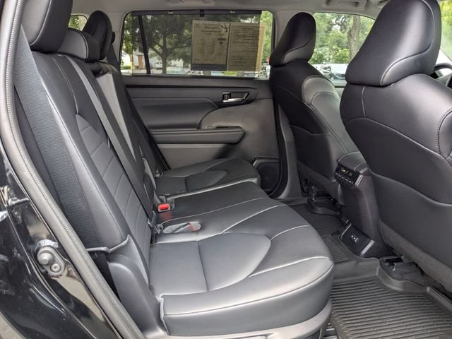 Used 2022 Toyota Highlander XLE FWD image 40