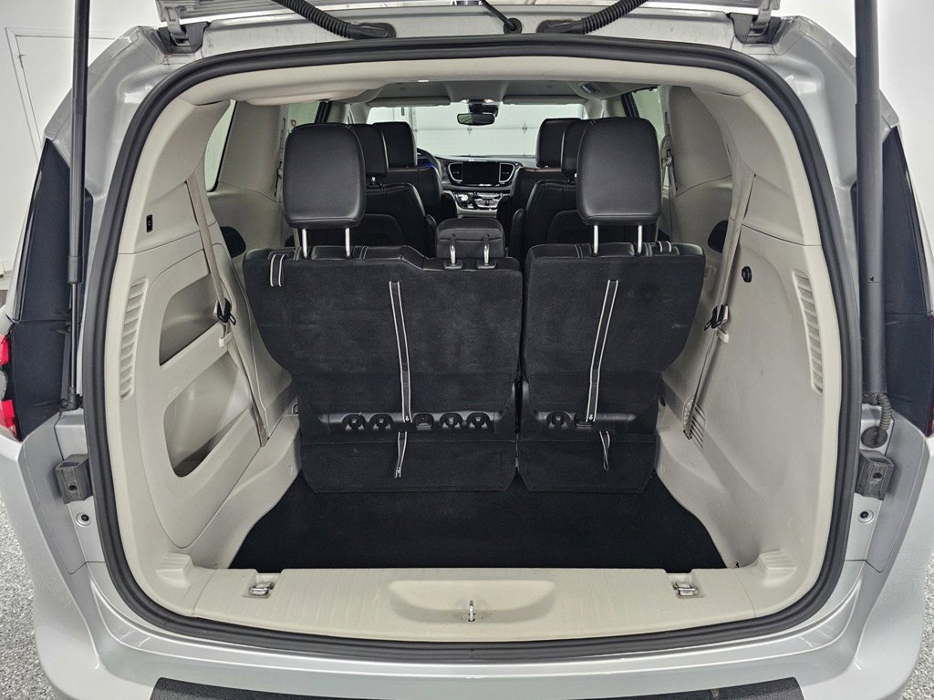 Used 2024 Chrysler Pacifica Touring-L FWD image 25