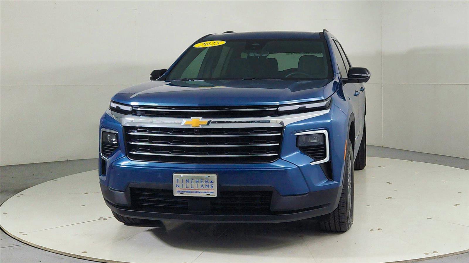 Used 2025 Chevrolet Traverse LT w/ Driver Confidence Package image 2