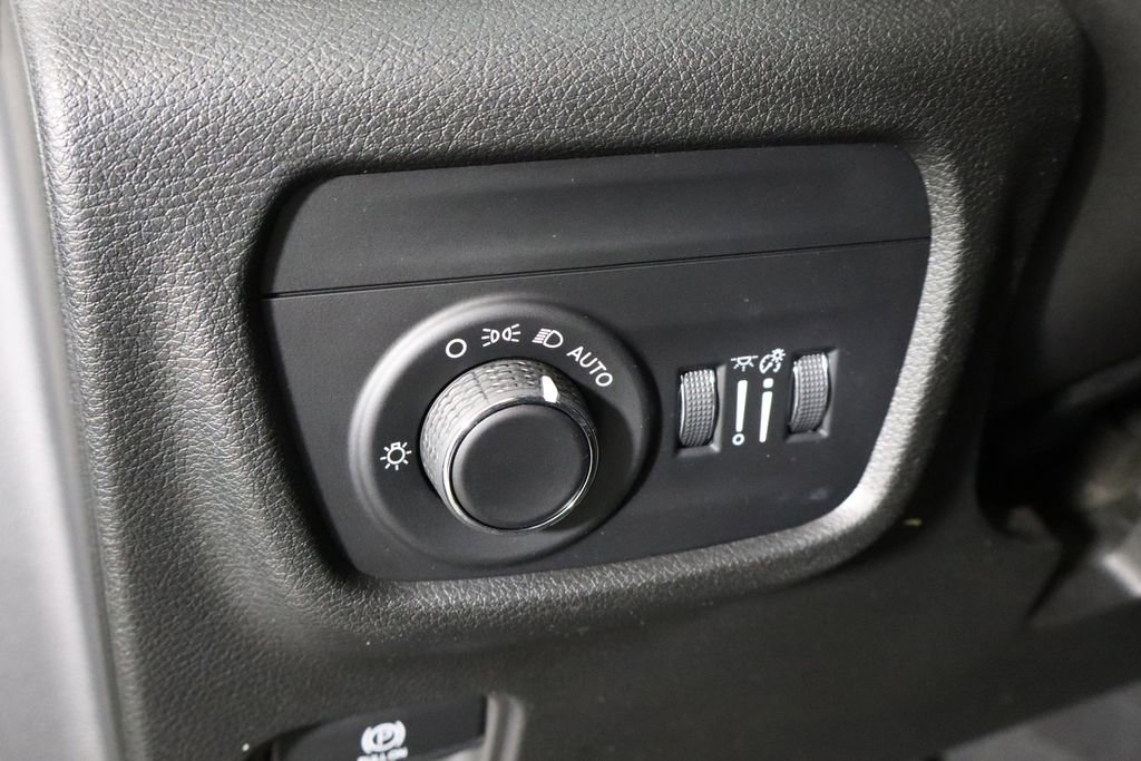 Used 2023 Jeep Grand Cherokee Laredo AWD/4WD image 23