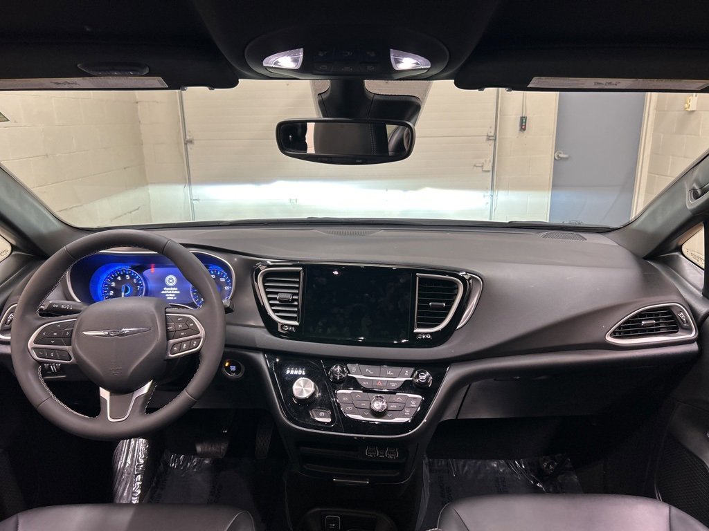 Used 2025 Chrysler Pacifica Select image 16