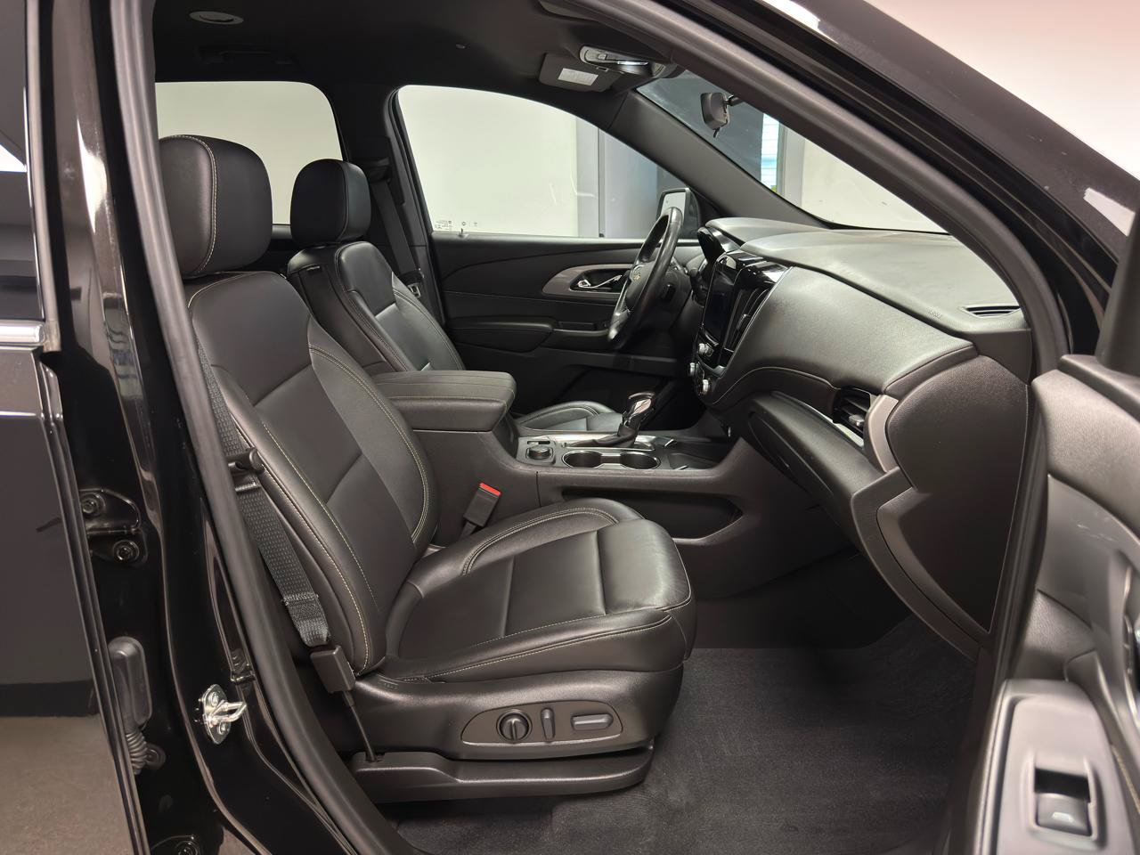 Used 2022 Chevrolet Traverse LT w/ LPO, Floor Liner Package AWD/4WD image 10