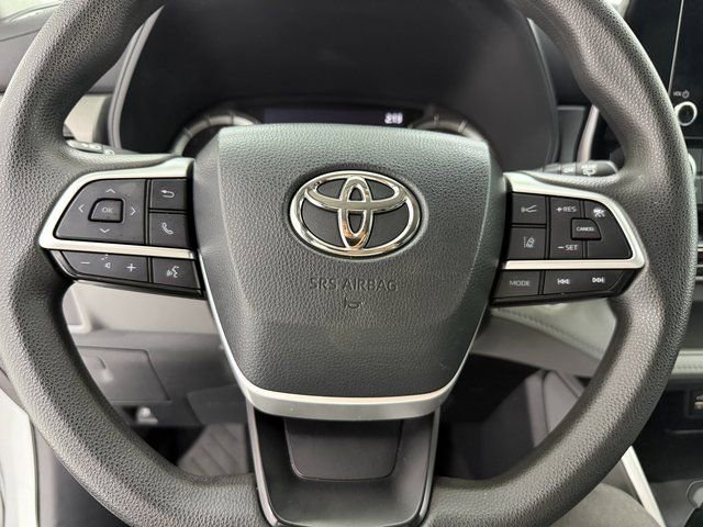 Used 2023 Toyota Highlander L FWD image 9