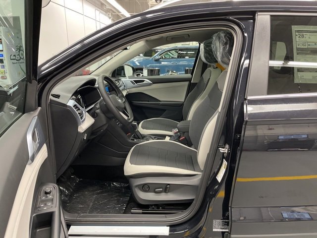 New 2026 Volkswagen Taos SE image 7