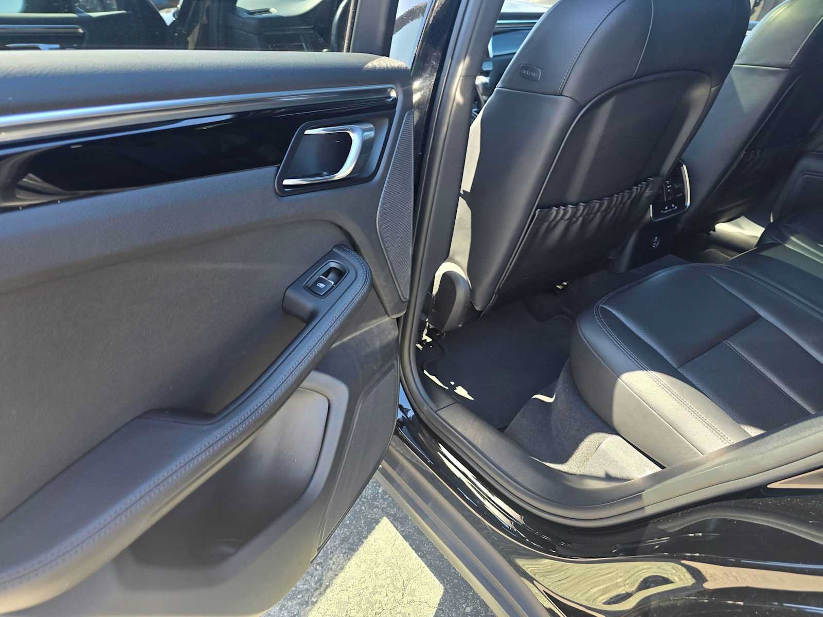 Used 2024 Porsche Macan AWD/4WD image 16