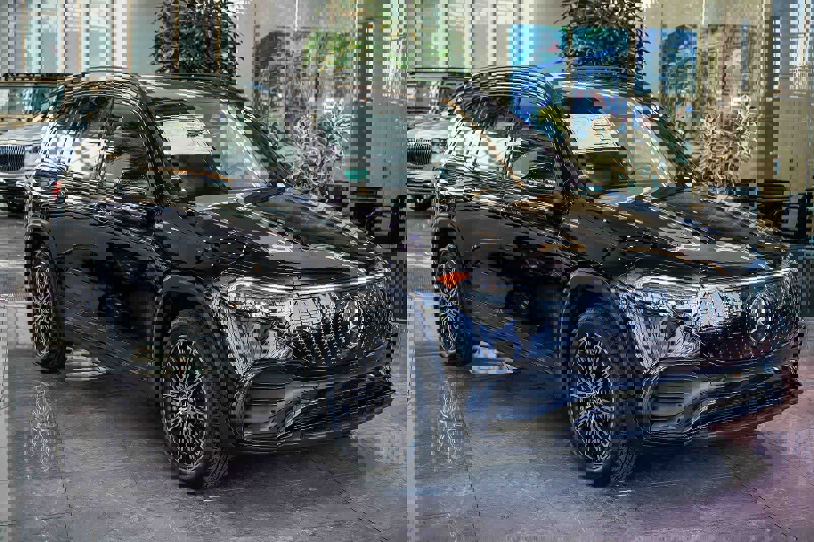 Used 2024 Mercedes-Benz EQB 350 4MATIC SUV image 5