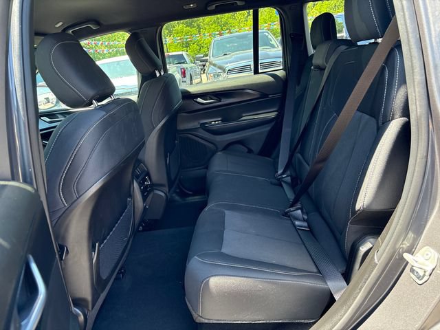 Used 2024 Jeep Grand Cherokee Laredo w/ Luxury Tech Group I AWD/4WD image 19