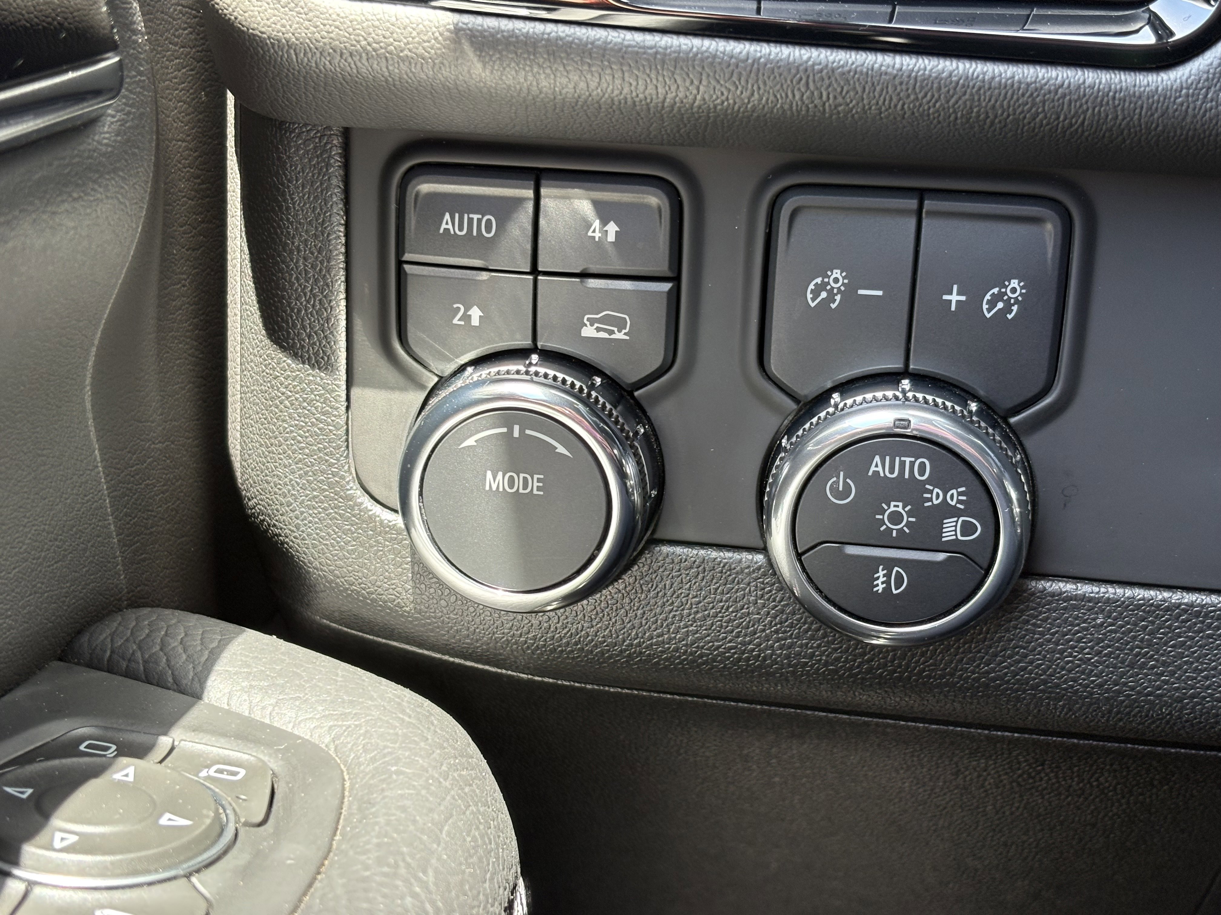 Used 2025 GMC Yukon XL Denali AWD/4WD image 27