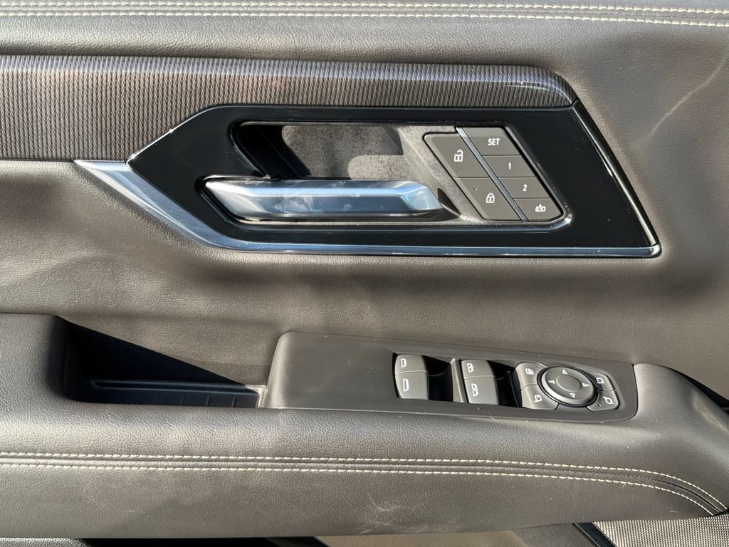 Used 2025 GMC Yukon Elevation AWD/4WD image 11
