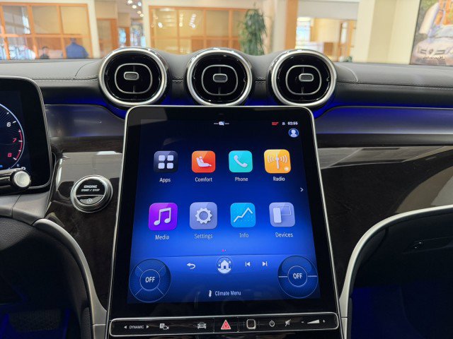 Used 2025 Mercedes-Benz GLC 300 image 13